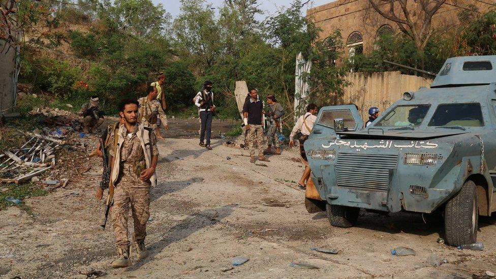 Yemeni pro-government fighters near the Republican Palace in the city of Taiz (29 May 2017)