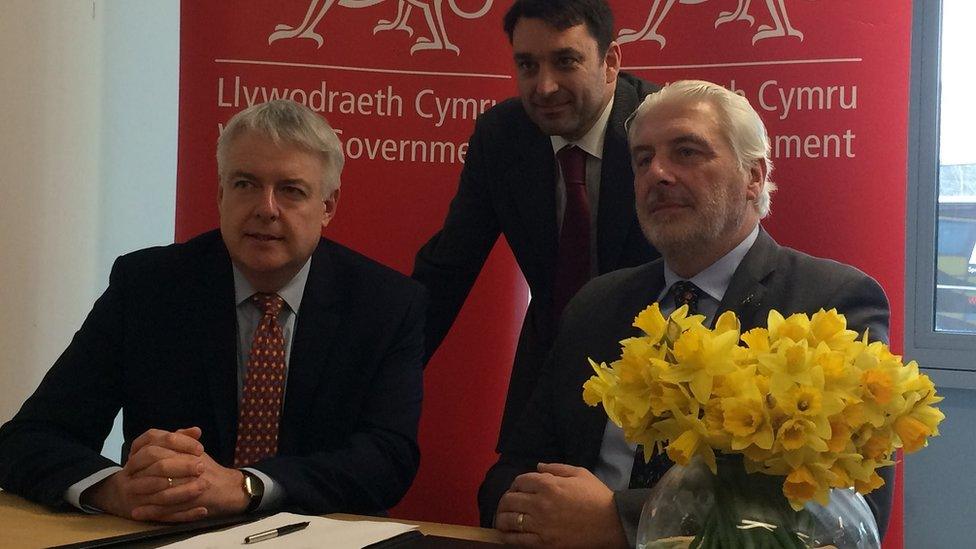 Carwyn Jones a Les Edgar