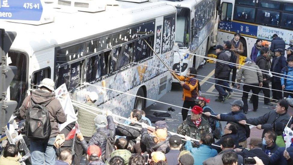 Protester hit police vans in Seoul (10 March 2017)