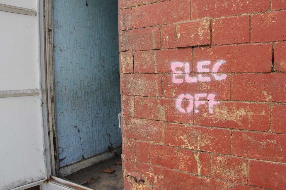 House on Garrick Street which says "Elec Off"