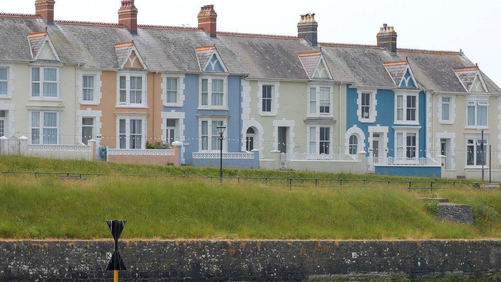 Tai lliwgar Aberaeron