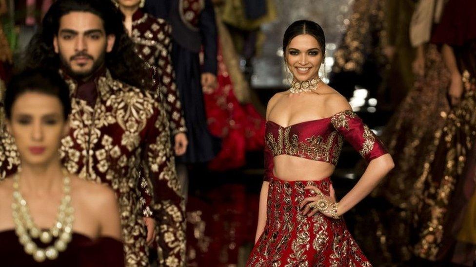 Bollywood actress Deepika Padukone displays a creation by India designer Manish Malhotra in Delhi (20 July 2016)i