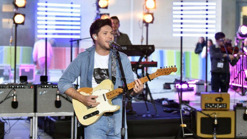 niall horan playing live