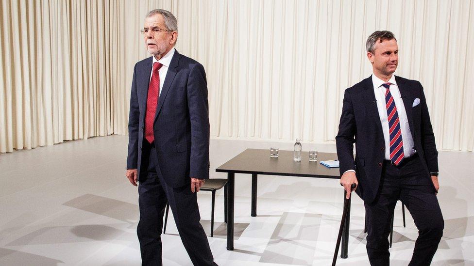 Norbert Hofer (R) and Alexander Van der Bellen ahead of a television debate in Vienna, Austria (15 May, 2016)