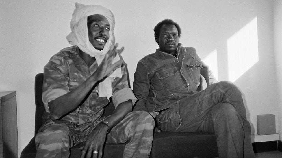 Chadian rebel Idriss Deby (L), leader of the Chadian Patriotic Salvation Movement, gives a press conference (2 December 1990)