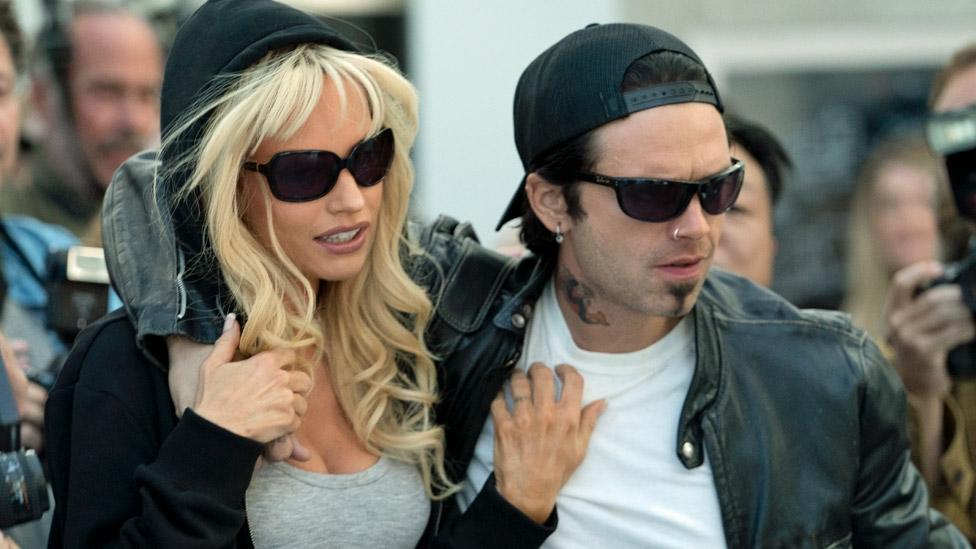 Lily James as Pamela Anderson and Sebastian Stan as Tommy Lee in Pam & Tommy