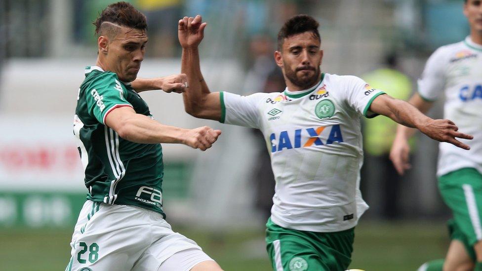 Moises of Palmeiras fights for the ball with Alan Ruschel of Chapecoense during a match on 27 November