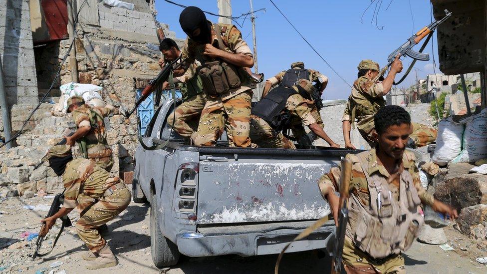 Soldiers loyal to Yemen's government jump off a pick-up truck during an exercise in the city of Taiz (13 December 2015)