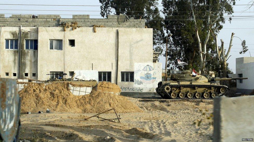 An Egyptian army tank stationed outside a school in Sheikh Zuweid, in the Sinai peninsula (25 May 2015)