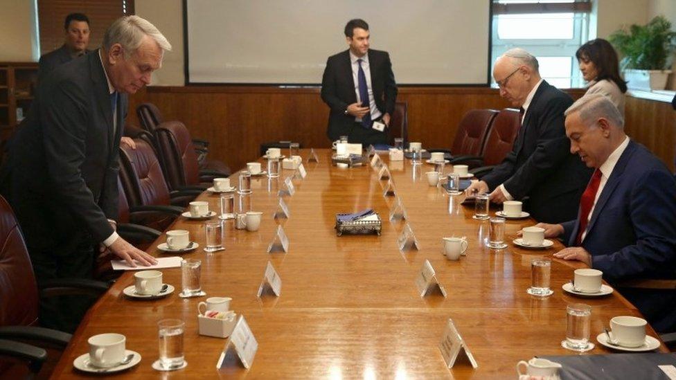 French Foreign Minister Jean-Marc Ayrault (left) and Israeli Prime Minister Benjamin Netanyahu (right) sit for a meeting at the Prime Minister's office in Jerusalem (16 May 2016)