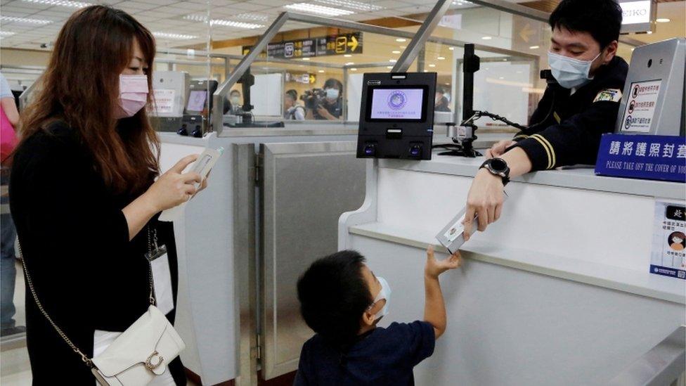 child-at-taipei-airport.