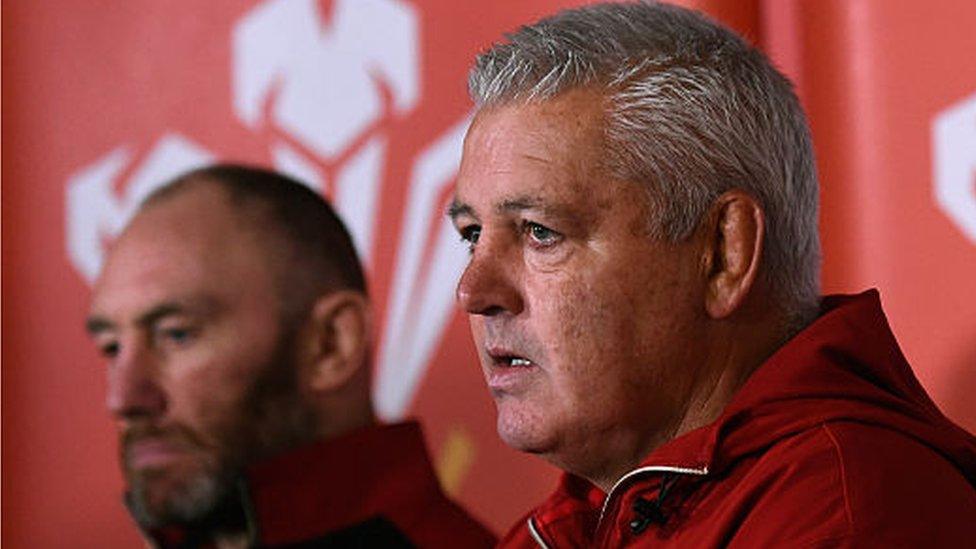 Robin McBryde a Warren Gatland yn 2016