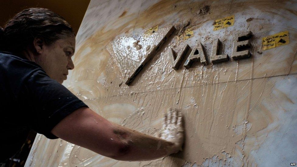 Protesters spread mud on the facade of the Vale headquarters in Rio de Janeiro