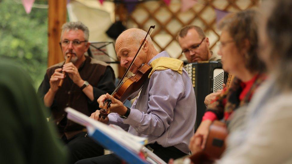 Cymdeithas offerynnau traddodiadol 'Clera' yn 'jamio' yn y Tŷ Gwerin // Traditional instrumentalists jam in the Tŷ Gwerin (Folk tent)