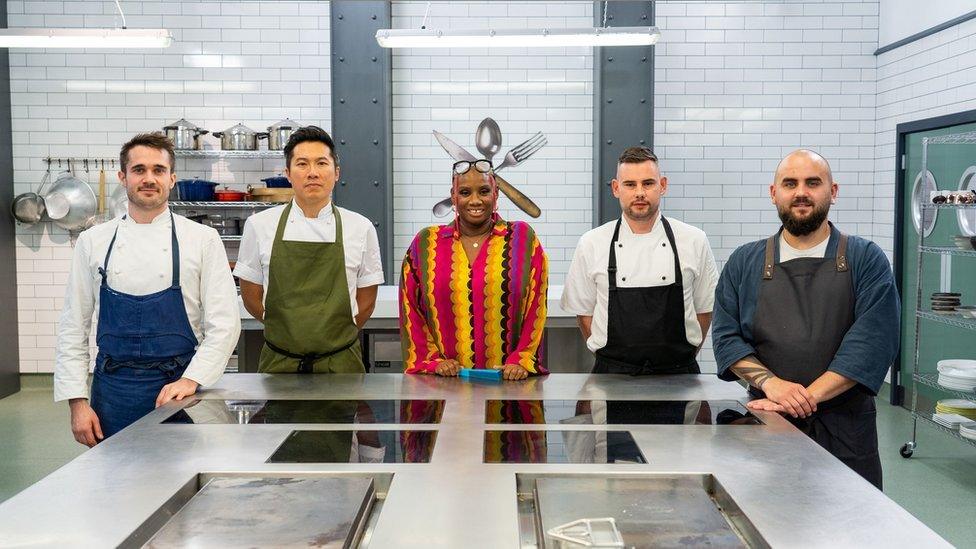 Cogyddion Cymru'r Great British Menu gyda cyflwynydd y gyfres, Andi Oliver (Canol)