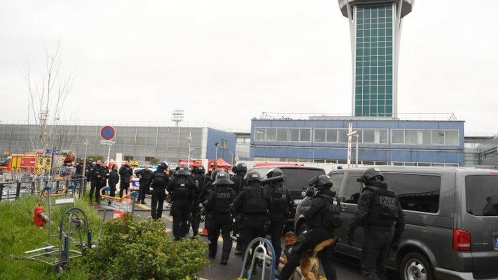 French police unit secures Orly airport (18 March 2017)