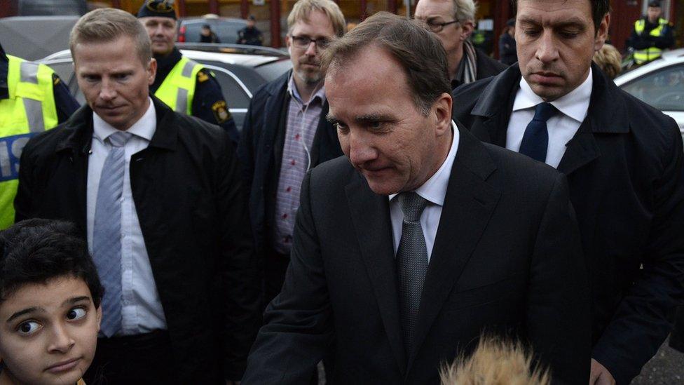 Swedish Prime Minister Stefan Lofven (R) school in Trollhattan, southwestern Sweden (22 October 2015)