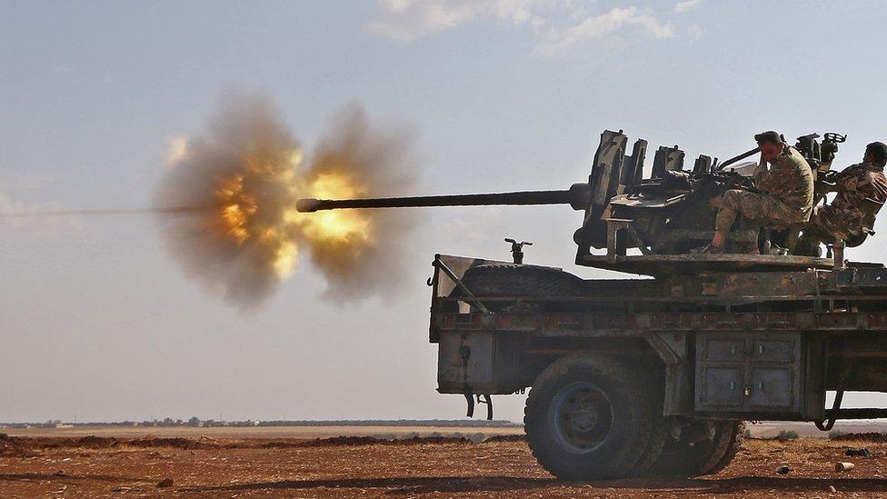 Turkish-backed Syrian rebel fighters fire an anti-aircraft gun at IS militants in the northern Syrian village of Yahmoul (10 October 2016)