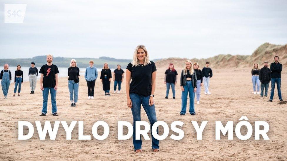 Elin Fflur gyda'r cantorion eraill yn recordio Dwylo Dros y Môr