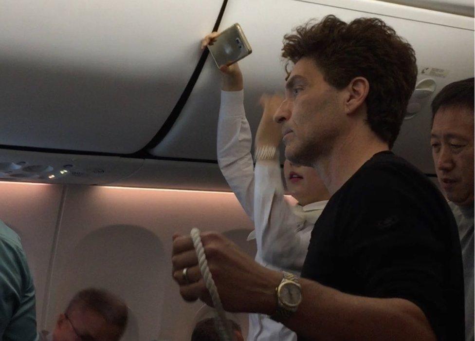 Screenshot of Richard Marx subduing passenger on Korean Air flight