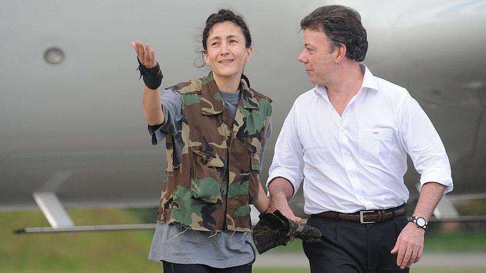 Juan Manuel Santos holding the hand of recently released hostage Ingrid Betancourt.