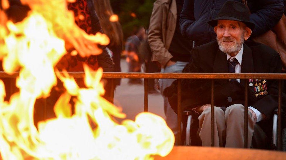 Merchant seaman Guy Griffiths, 96, pays his respects at the eternal flame during the dawn service at Melbourne's Shrine of Remembrance on Anzac Day (25 April 2018)