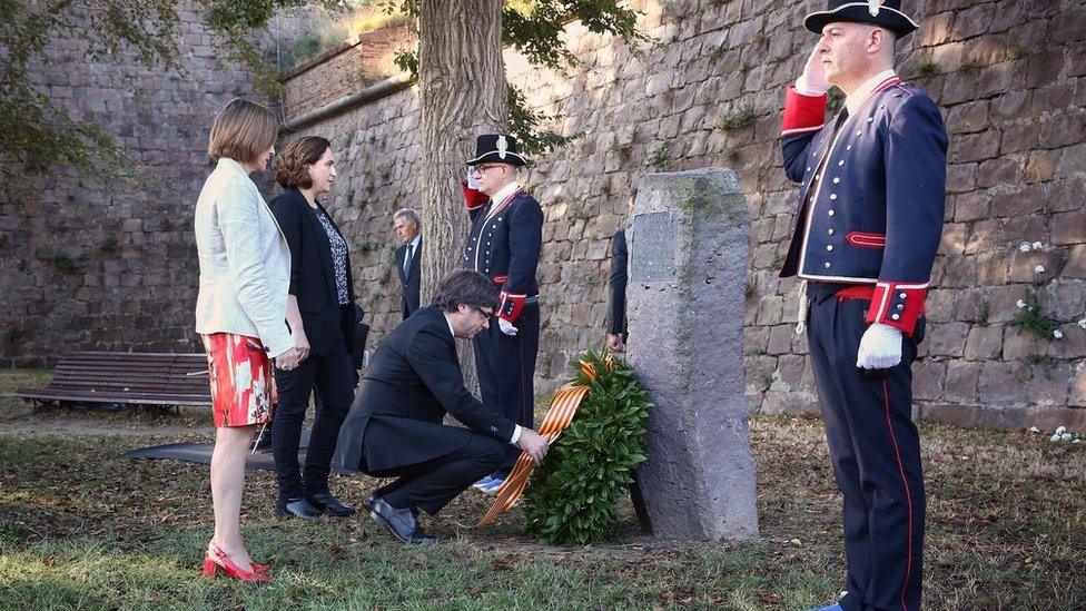 Carles Puigdemont lays a wreath at the grave of Lluis Companys in Barcelona, 15 October