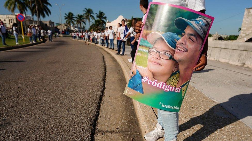 A child holds a banner which reads "Code Yes" referring to a family code referendum to take place on September 25, during a state organized pro-referendum demonstration in Havana, Cuba, September 17, 2022. REUTERS/Alexandre Meneghini