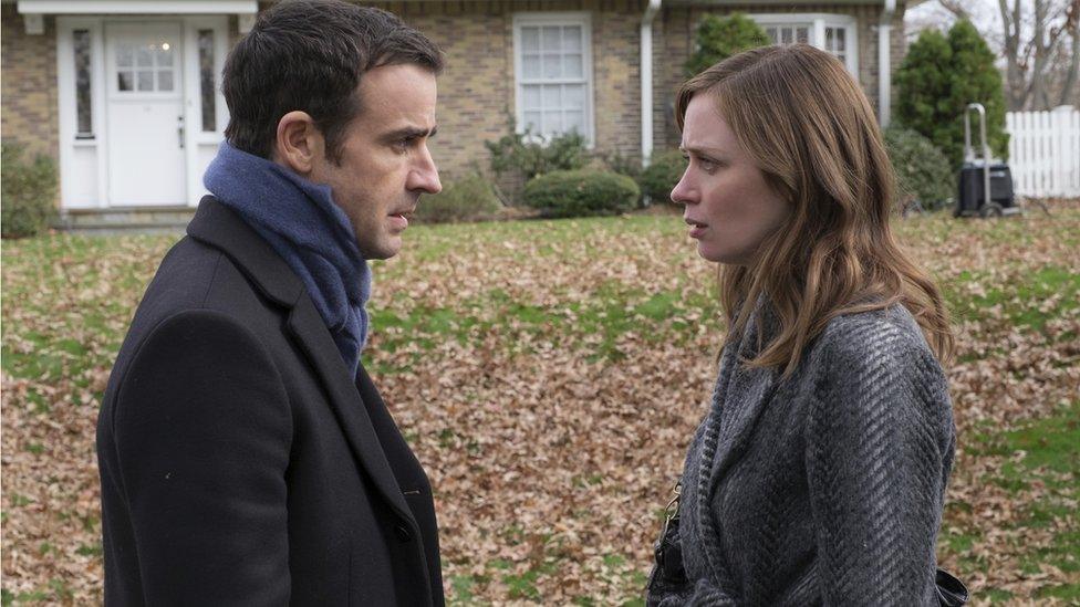 Justin Theroux and Emily Blunt in The Girl on the Train