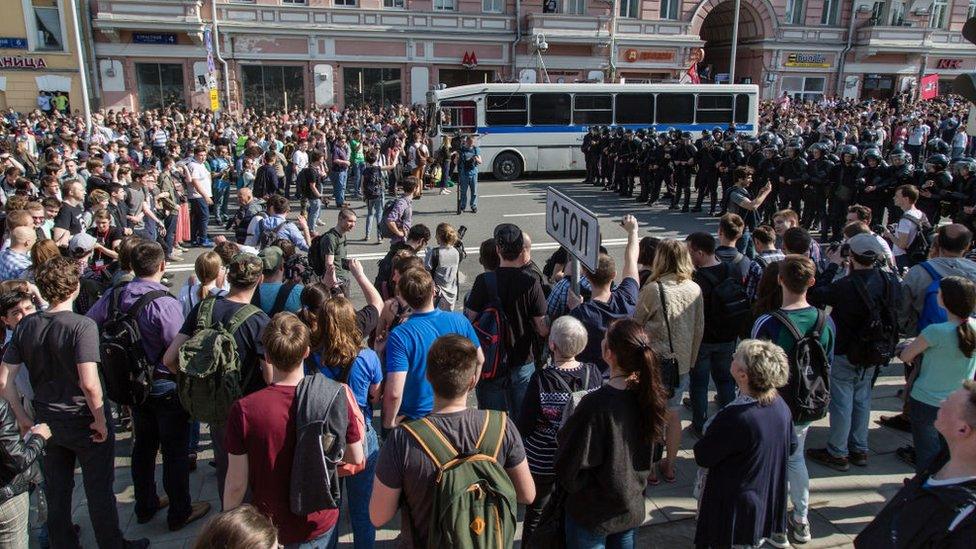 Russian-police-forces-face-protesters.