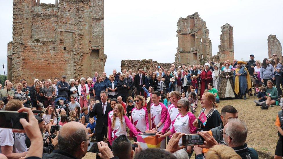 Crowds gather at Kenilworth Castle