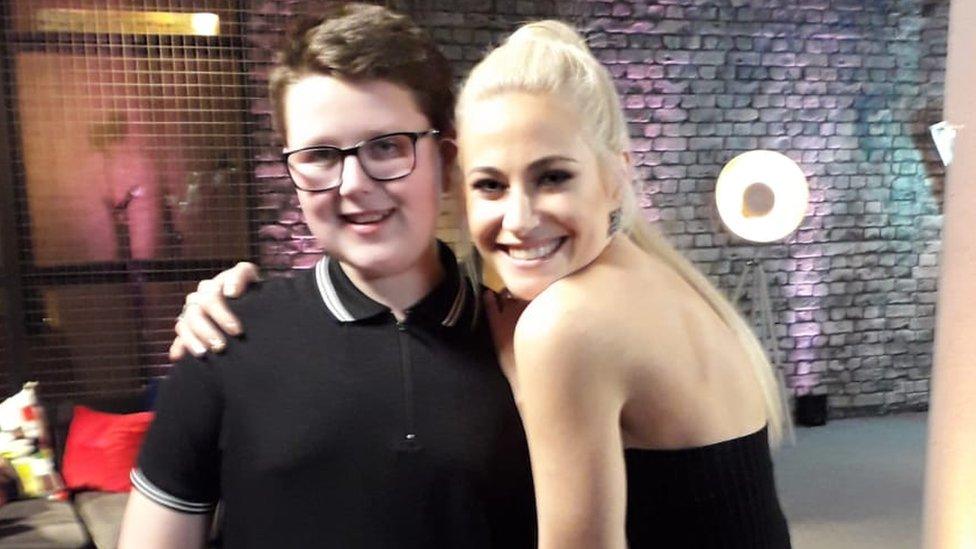 Daniel cefn llwyfan gyda'r fentor, y gantores Pixie Lott