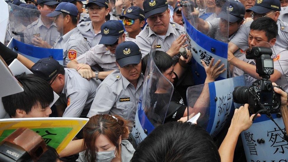 Protesters at a meeting between Chinese and Taiwanese officials in 2014