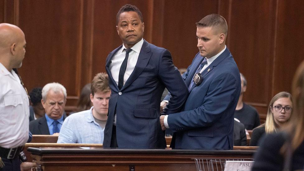 Cuba Gooding Jr (centre)