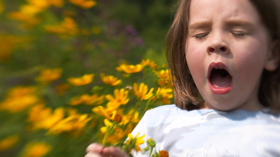 girl-sneezing