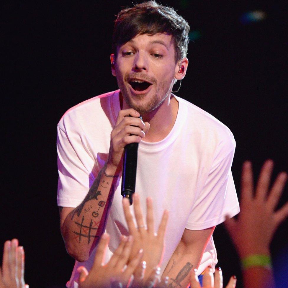 Louis Tomlinson performing