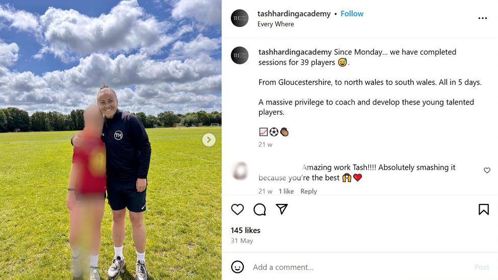 Neges Instagram gan Tash Harding Academy, yn dangos llun o Natasha Allen-Wyatt, Harding gynt, gyda'i braich o amgylch person ifanc. Drws nesa i'r llun mae'n dweud: 'Since Monday we have completed sessions for 39 players. From Gloucestershire, to north wales to south wales. All in 5 days. A massive privilege to coach and develop these young talented players'.