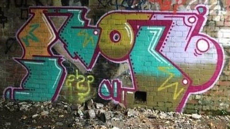 Graffiti safle Bomiau o'r Ail Ryfel Byd yn Noc Penfro