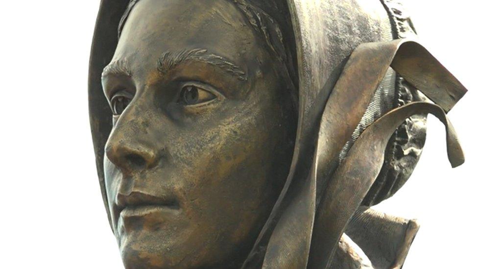 Mary Anning statue