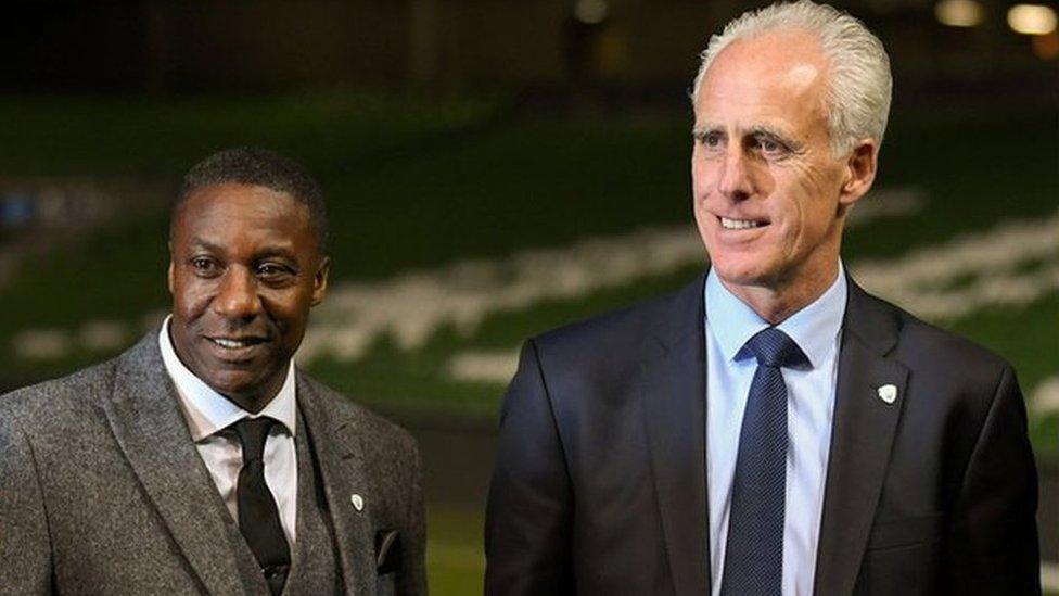 Mick McCarthy a'i ddirprwy Terry Connor