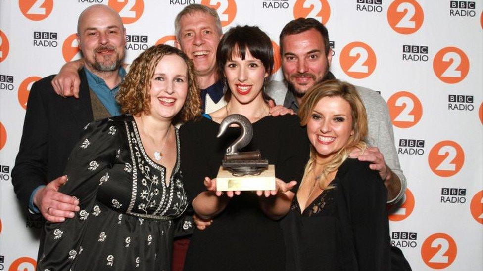 Lisa a Martin (cefn,canol) yn dathlu gyda gweddill aelodau 9 Bach ar ôl ennill gwobr yr Albwm Gorau yng Ngwobrau Gwerin BBC Radio 2 y llynedd