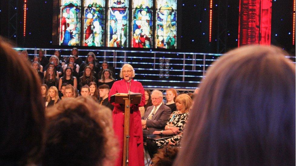 'Peidiwch labelu pobl' - dyna neges y bregeth gan Echosb Tyddewi Joanna Penberthy yn Oedfa'r Eisteddfod fore Sul