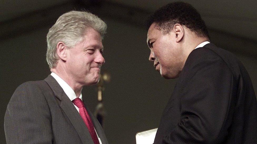 US President Bill Clinton presents boxing legend Muhammad Ali with the Presidential Citizens Medal during ceremonies 08 January 2001 at the White House