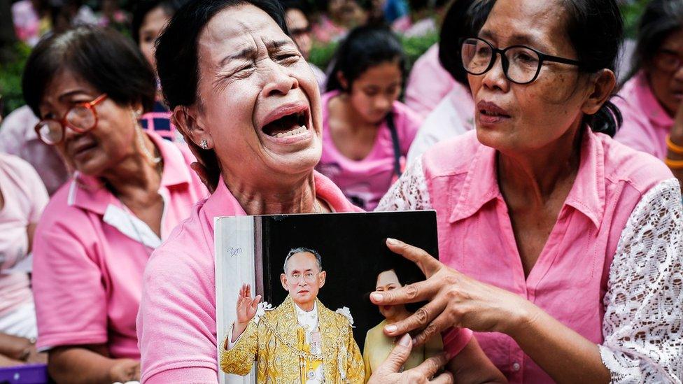 People cry at news of king's death in Bangkok on 13 October 2016