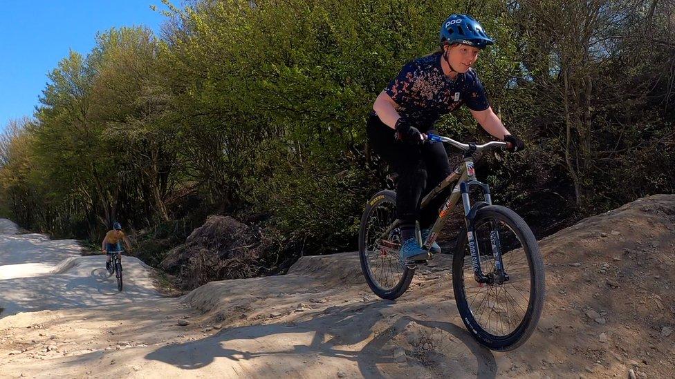 Hanna Jonsson and Lucy Follett on their bikes