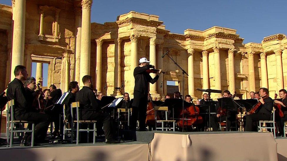 Gergiev playing the violin at a concert at Palmyra on 5 May 2016