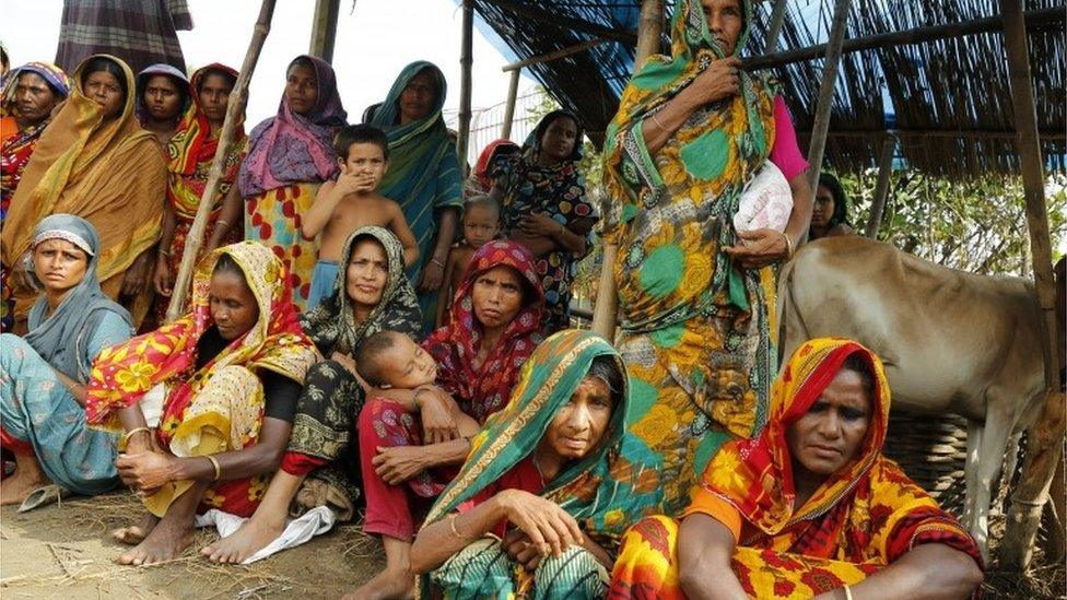 Flood victims wait for aid in Jamtola, Sariakandi, Bogra, Bangladesh (17 Aug 2017)