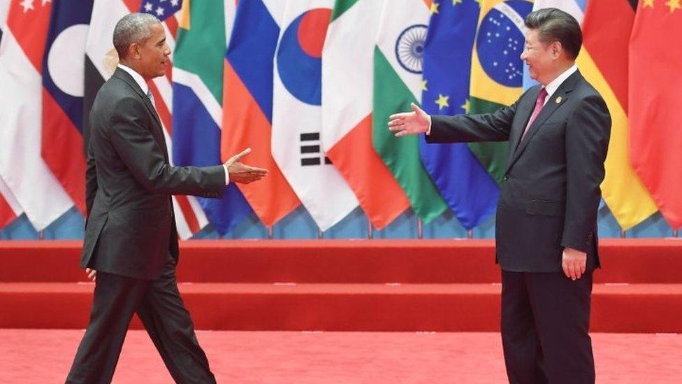 China's President Xi Jinping (right) prepares to shake hands with US President Barack Obama before the G20 leaders' family photo in Hangzhou (04 September 2016)