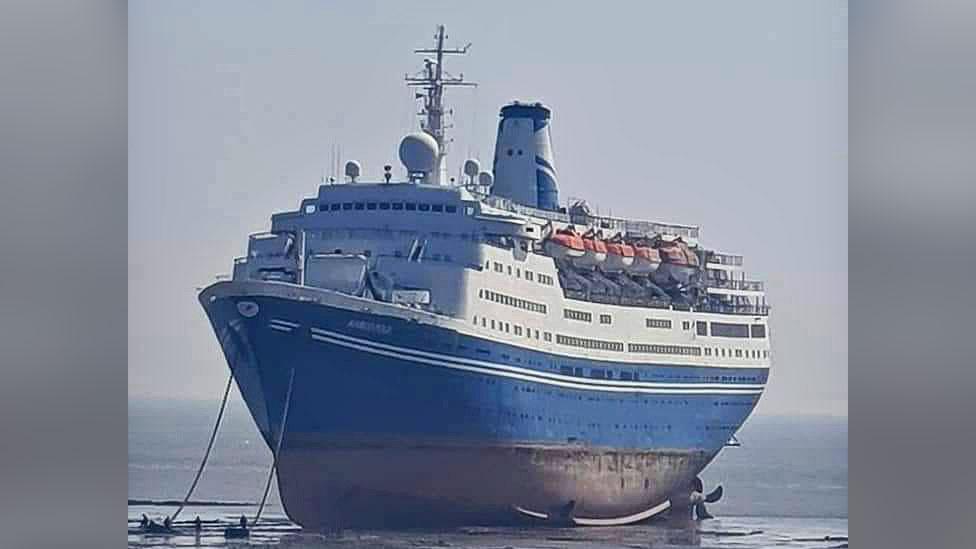 Picture of the Marco Polo ship on the beach