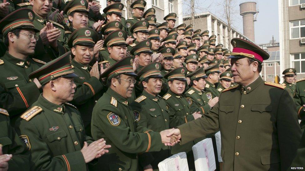 Guo Boxiong shakes hands with military officers in Shijiazhuang in 2007